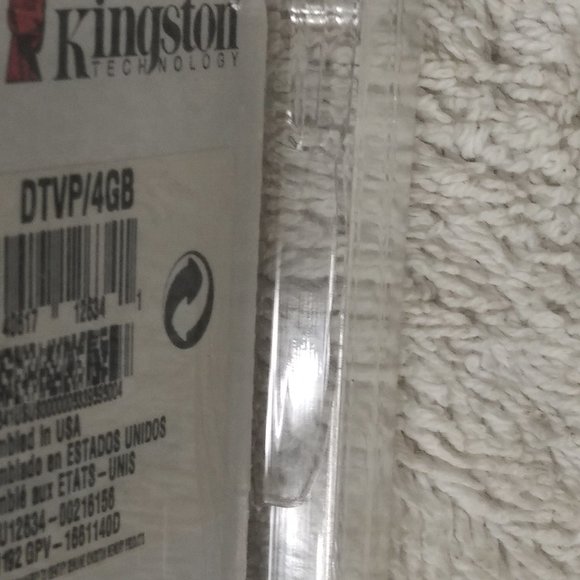 Kingston 4GB Data Traveler AES Encrypted Vault Privacy 2.0 Flash Drive - Picture 4 of 4